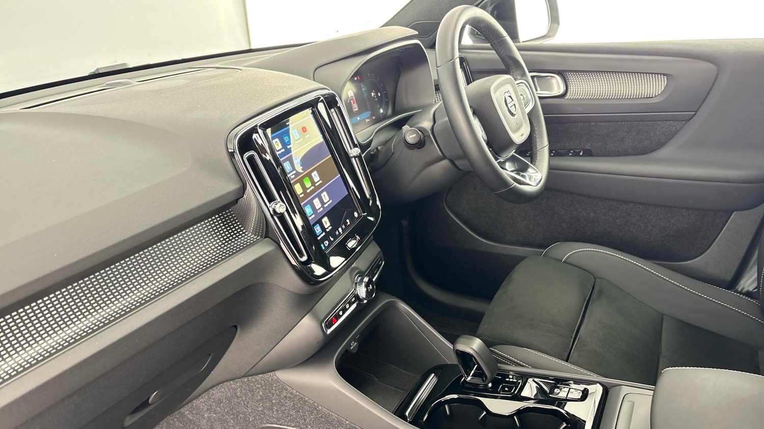 Used Volvo XC40 2024 for sale - 77506270: Photo 2