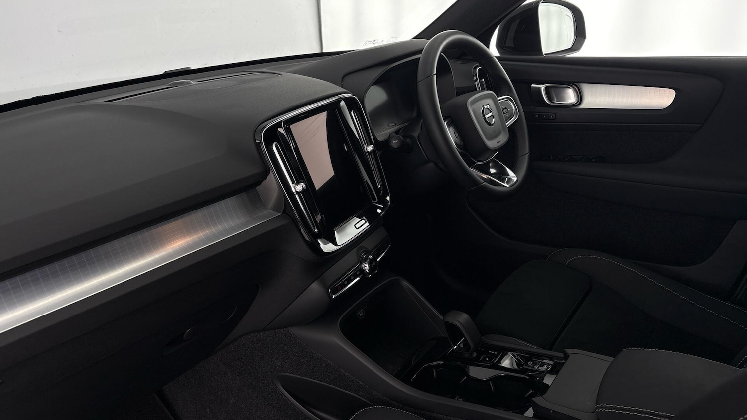 Used Volvo XC40 2025 for sale - 77791269: Photo 2