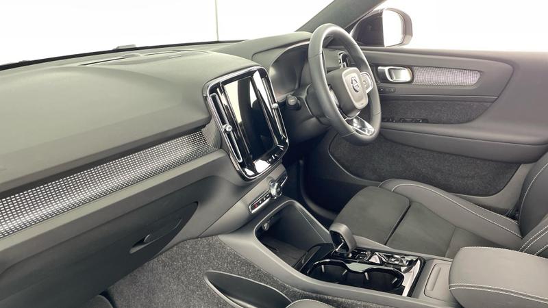 Used Volvo XC40 2025 for sale - 76391386: Photo 2