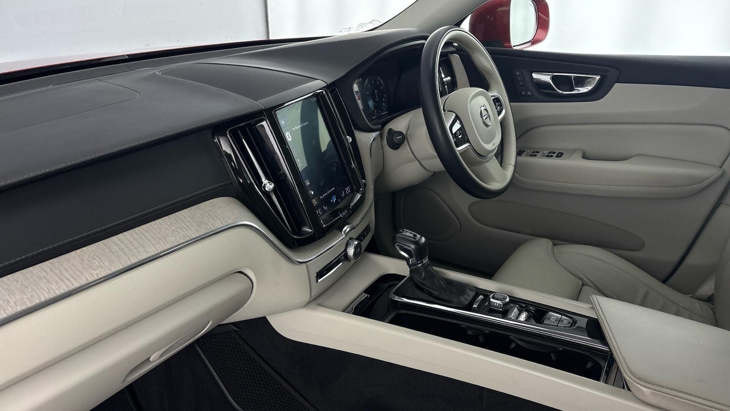 Used Volvo XC60 2018 for sale - 77603867: Photo 2