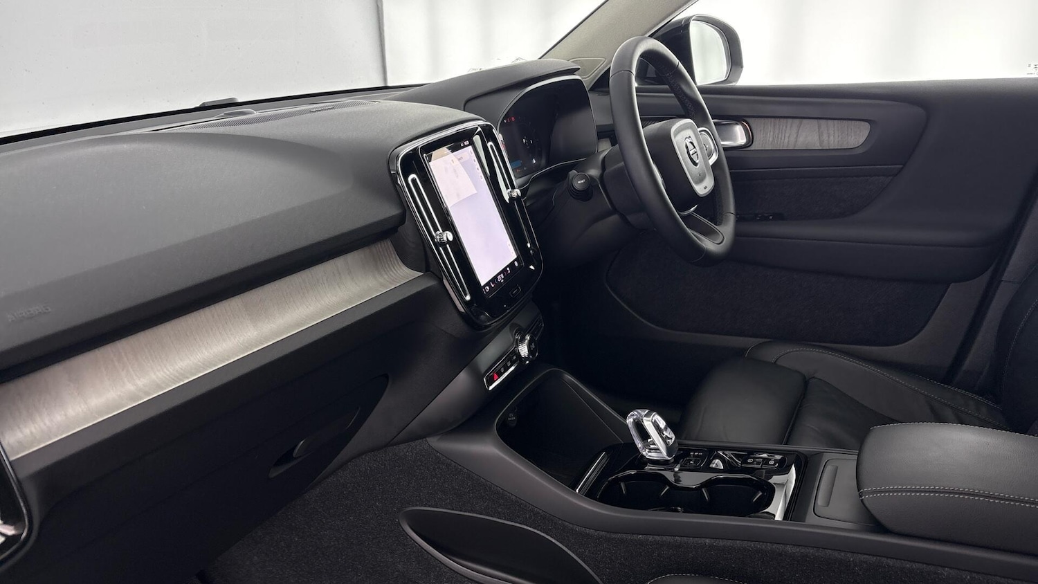 Used Volvo XC40 2023 for sale - 77506305: Photo 2