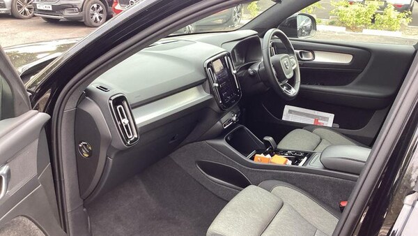Used Volvo XC40 2023 for sale - 75446272: Photo 2