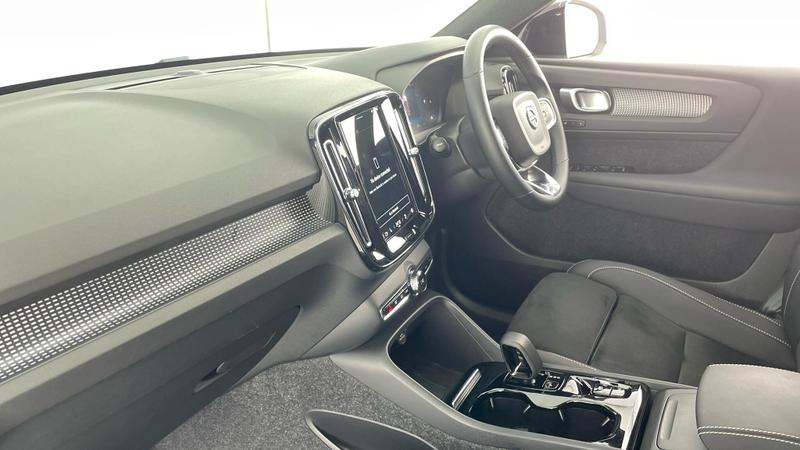 Used Volvo XC40 2025 for sale - 76508256: Photo 2