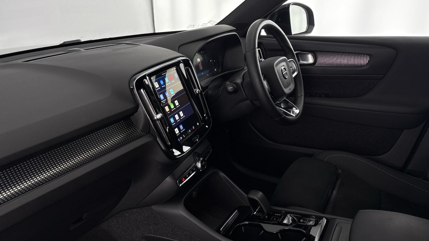 Used Volvo XC40 2024 for sale - 77665177: Photo 2