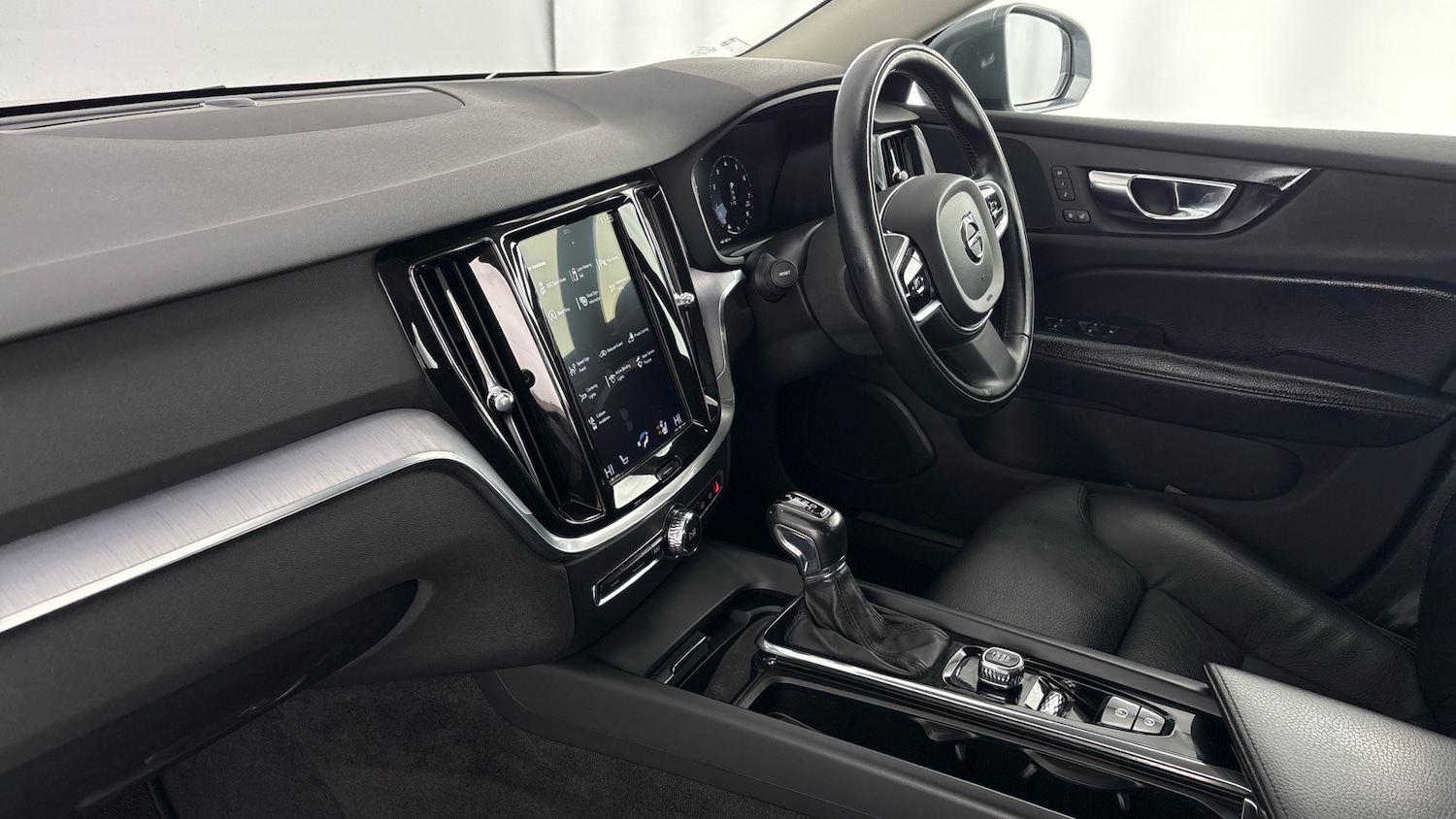 Used Volvo V60 2020 for sale - 77931852: Photo 2