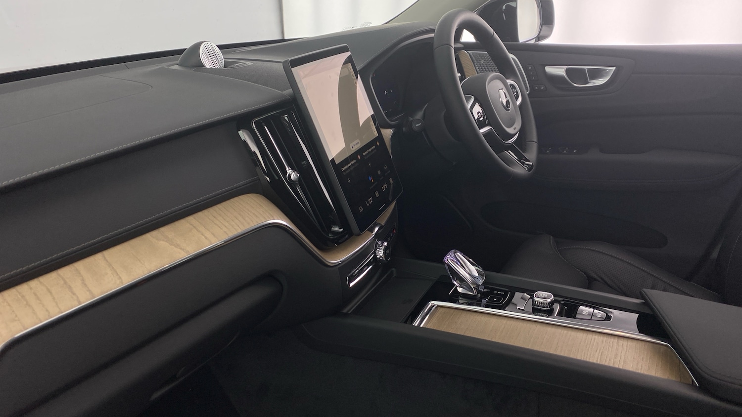 Used Volvo XC60 2025 for sale - 77718152: Photo 2