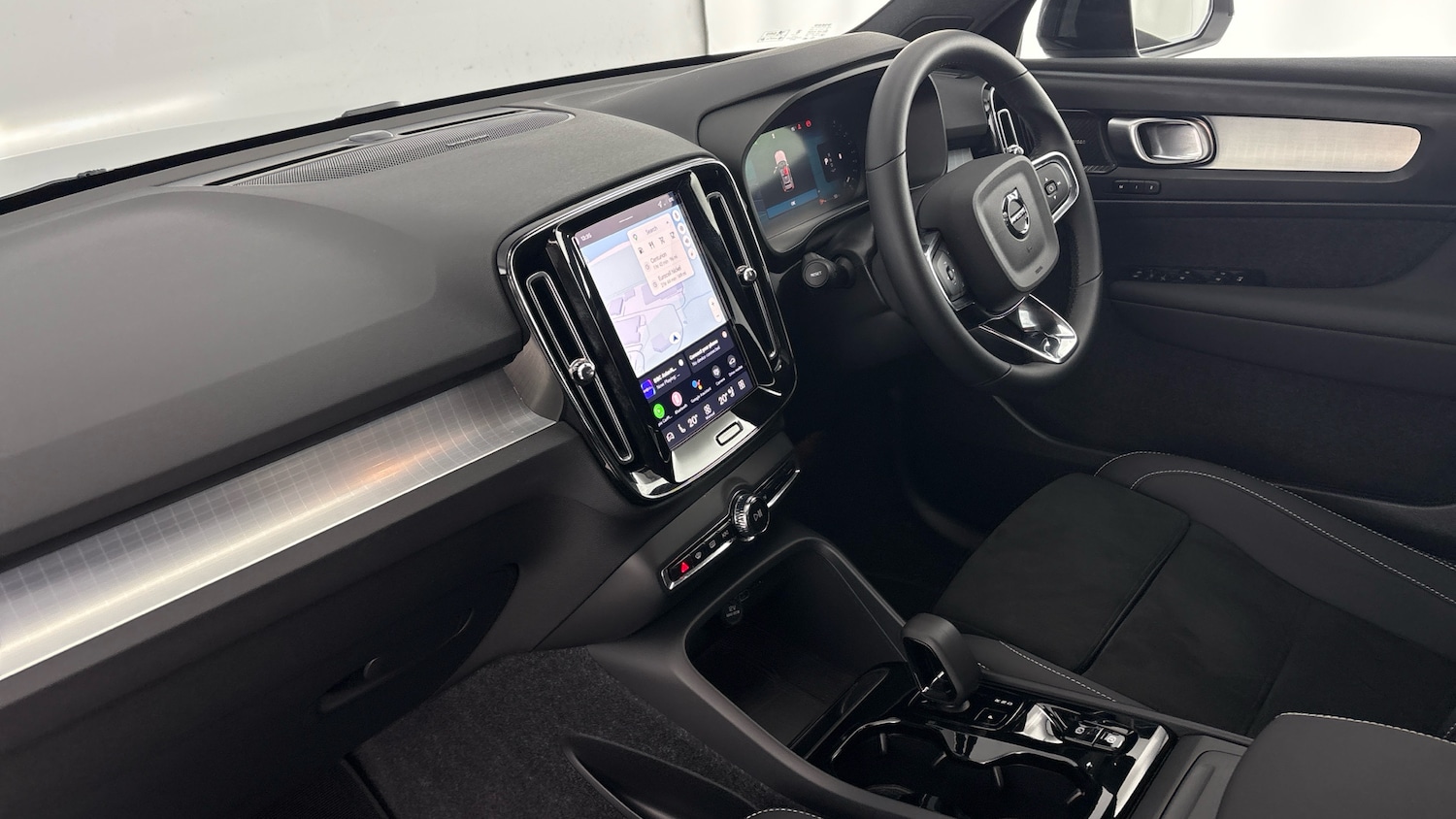 Used Volvo XC40 2025 for sale - 78123258: Photo 2