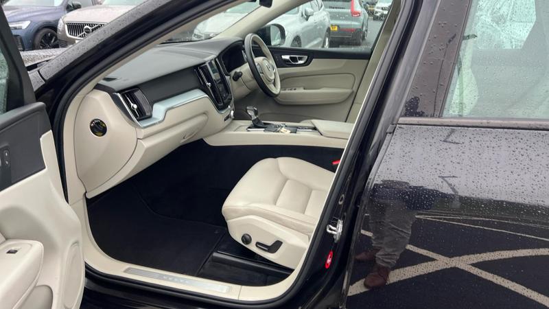 Used Volvo XC60 2017 for sale - 76580778: Photo 2