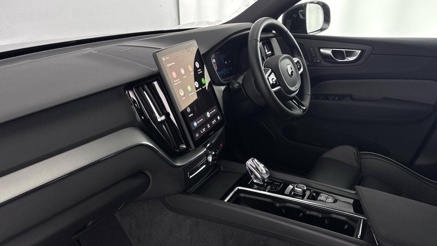 Used Volvo XC60 2025 for sale - 77965349: Photo 2