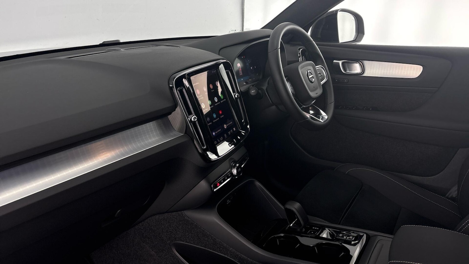 Used Volvo XC40 2025 for sale - 77791246: Photo 2