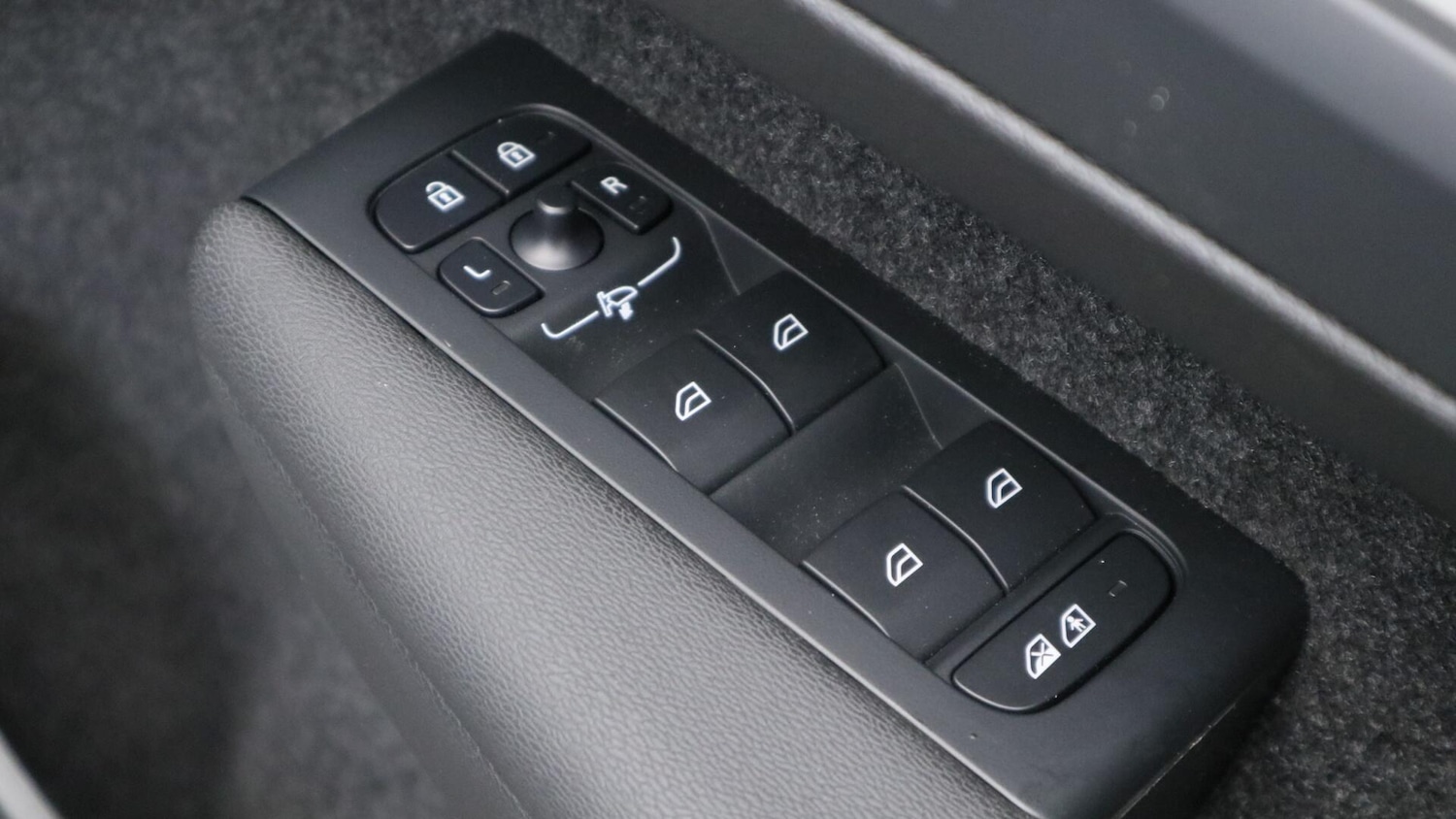 Used Volvo XC40 2024 for sale - 77803937: Photo 24