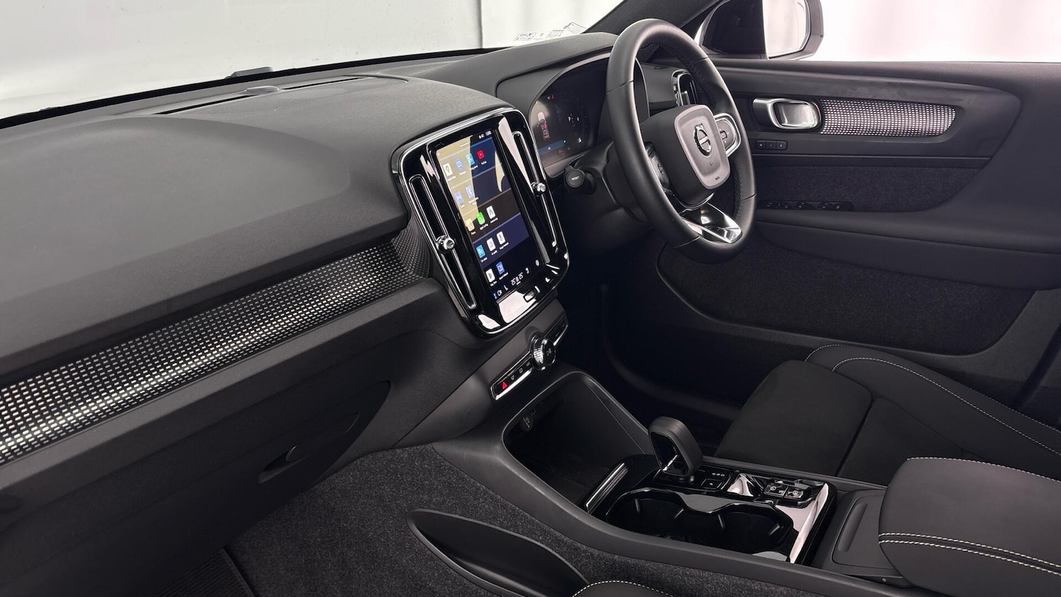 Used Volvo XC40 2024 for sale - 77506294: Photo 2