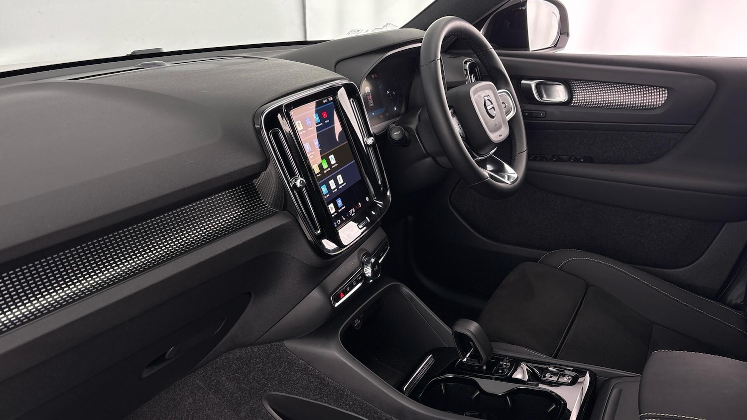 Used Volvo XC40 2025 for sale - 77515878: Photo 2