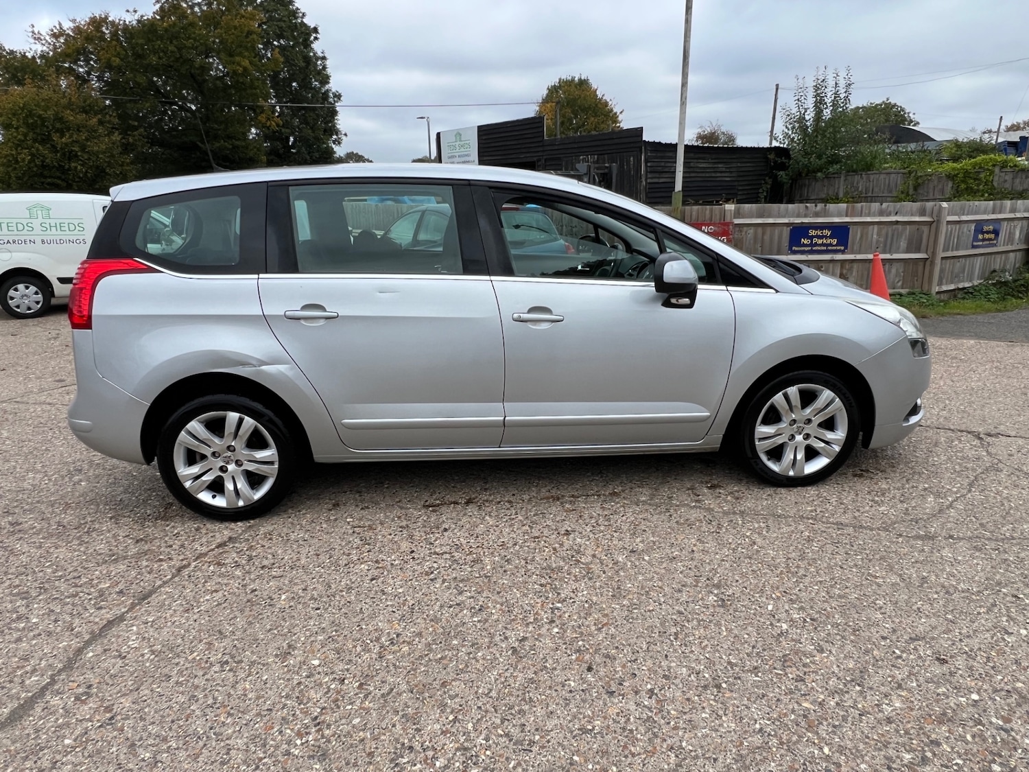 Used Peugeot 5008 2013 for sale - 76236248: Photo 8