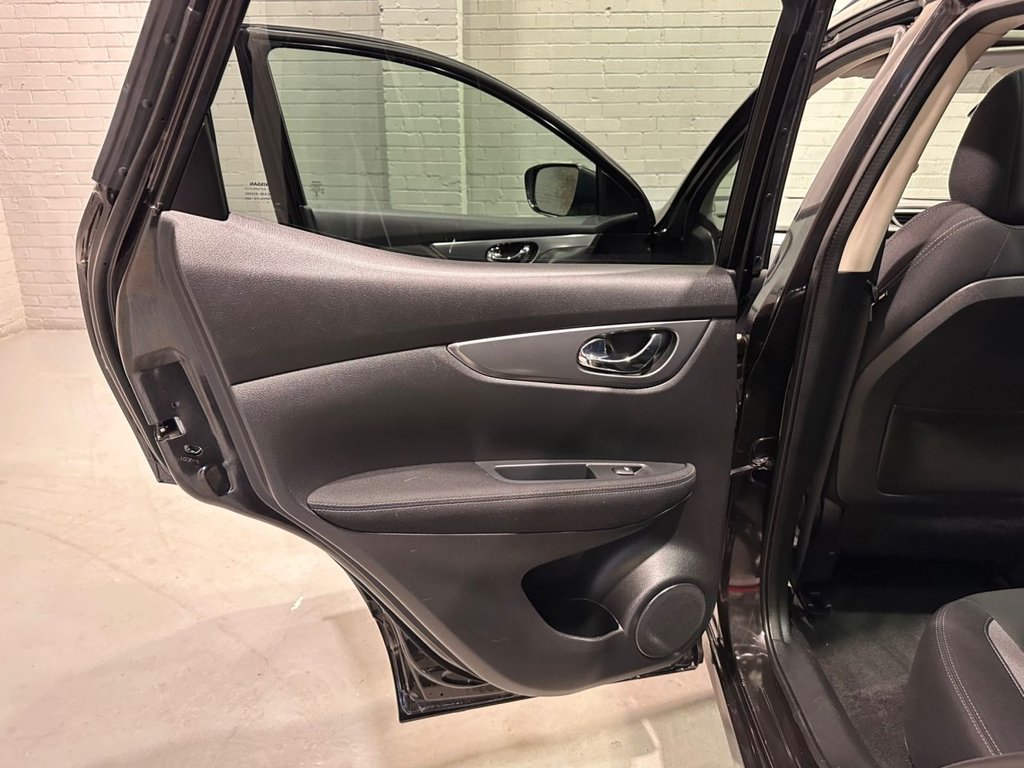 Used Nissan Qashqai 2017 for sale - 77507604: Photo 30