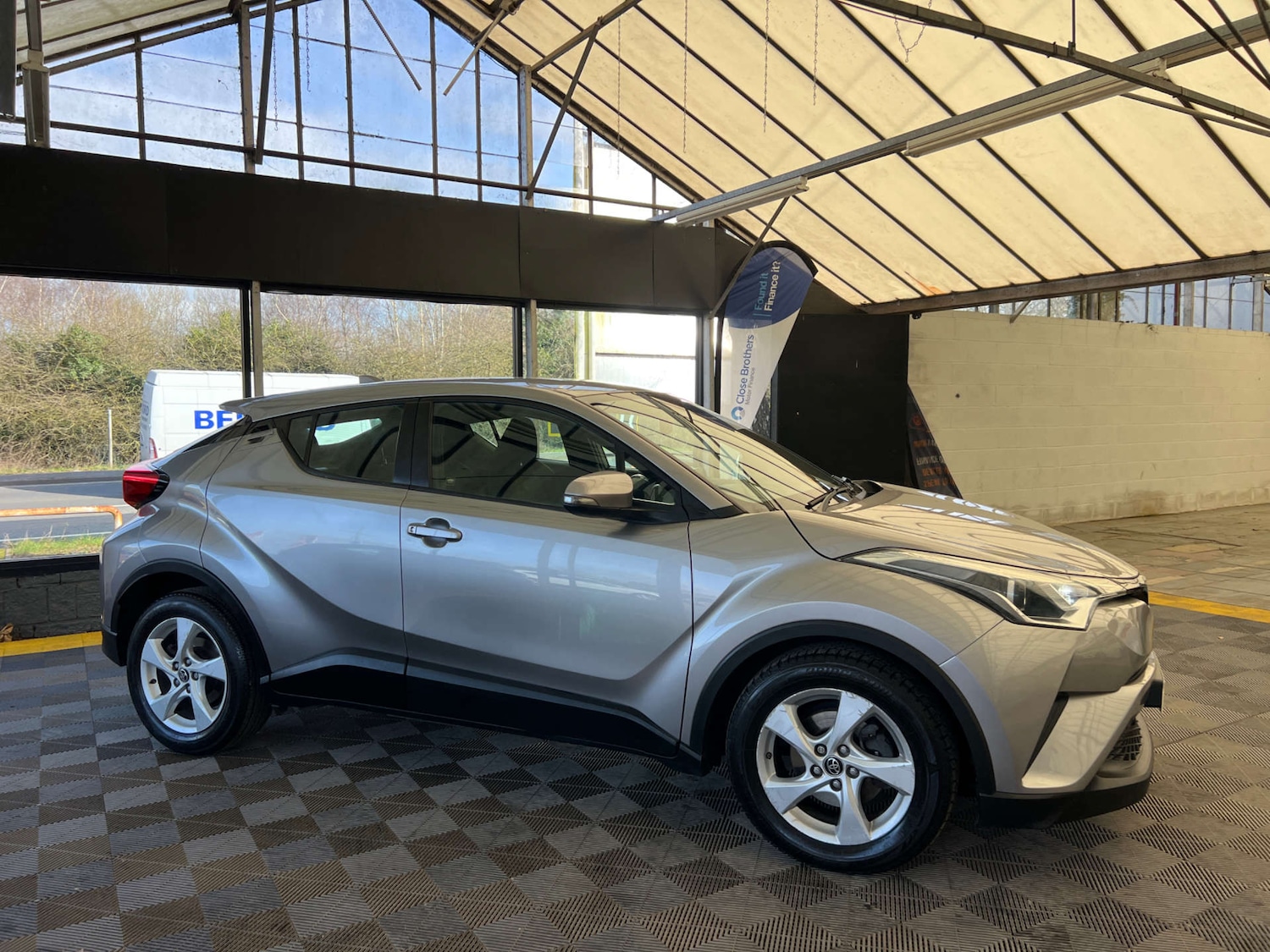Used Toyota C-HR 2017 for sale - 77675376: Photo 3