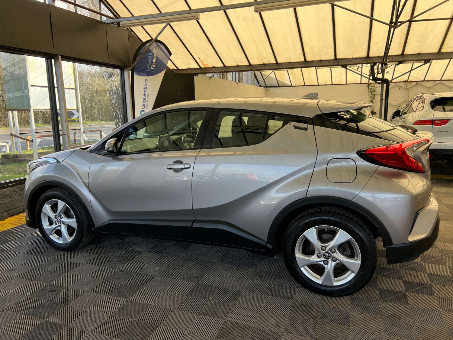 Used Toyota C-HR 2017 for sale - 77675376: Photo 7