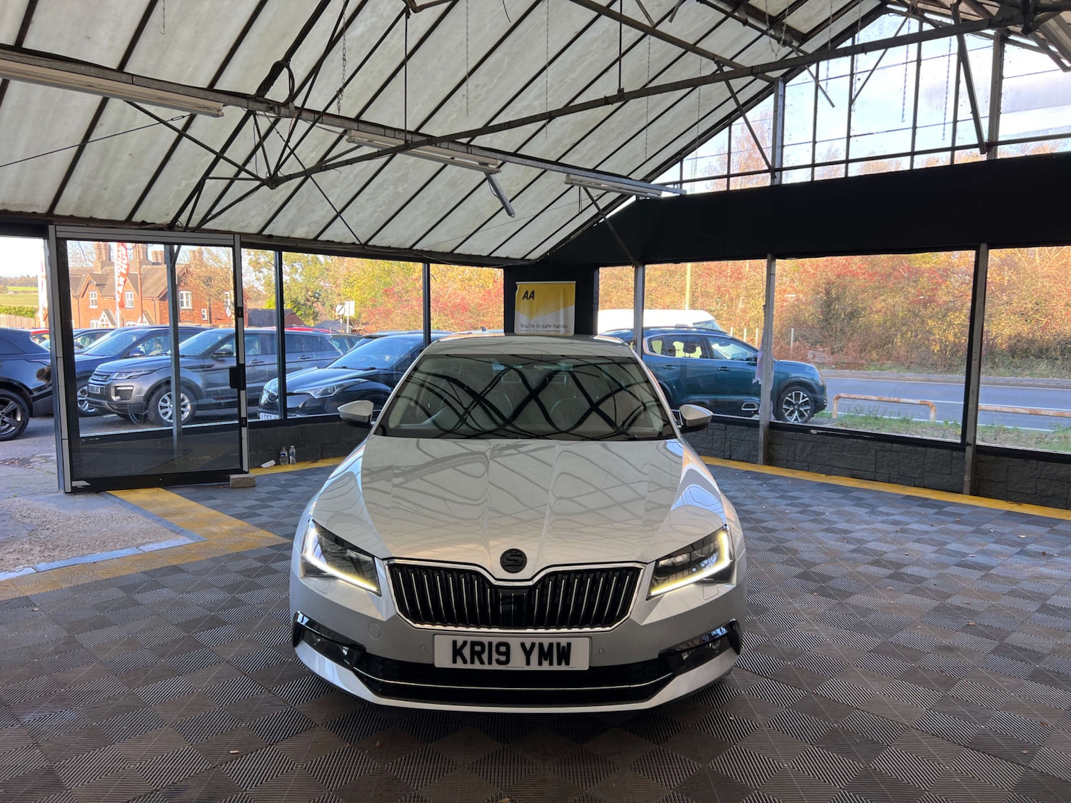 Used Skoda Superb 2019 for sale - 76606053: Photo 2