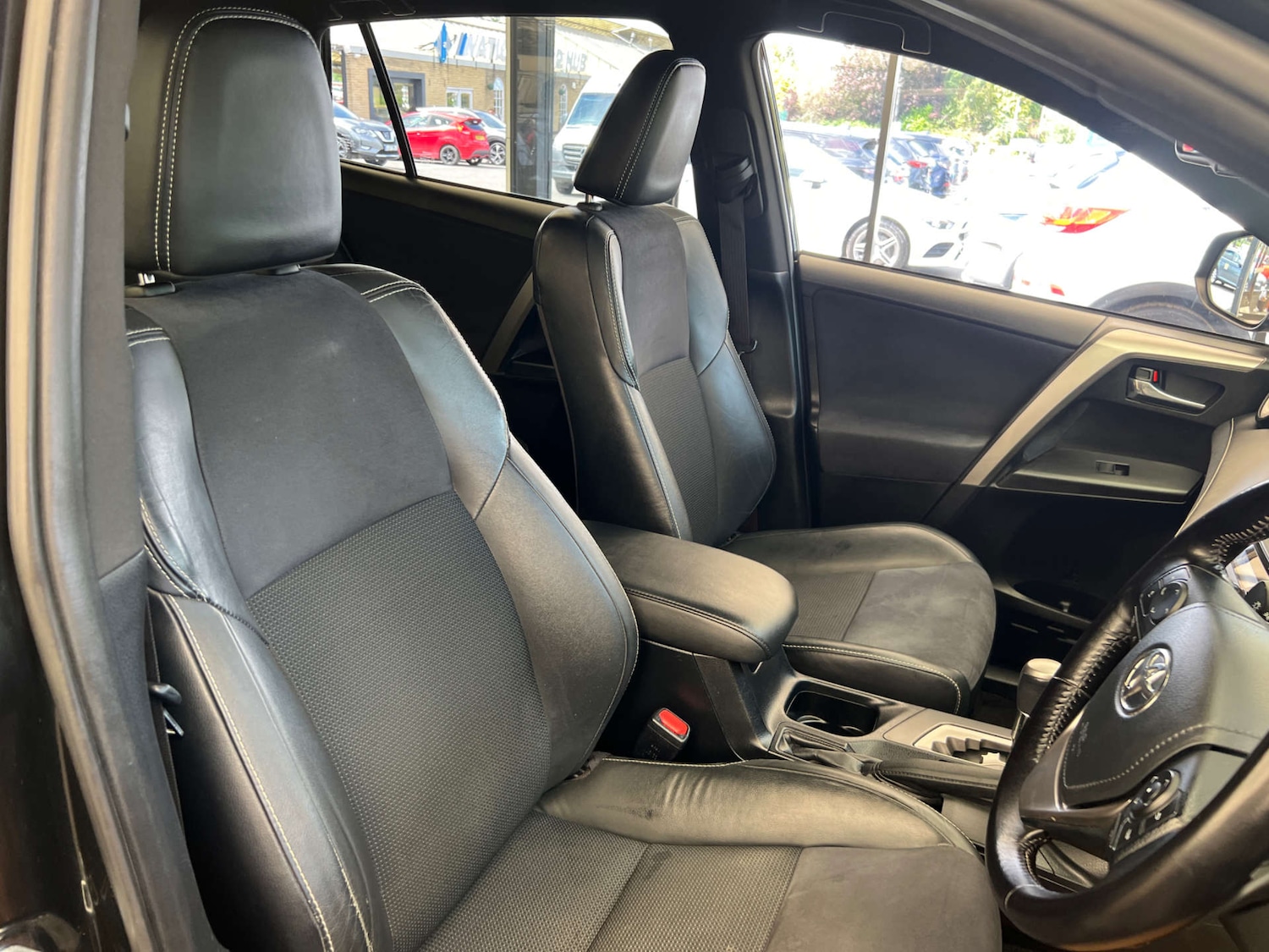 Used Toyota RAV4 2016 for sale - 76352626: Photo 8