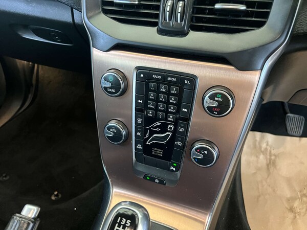 Used Volvo V40 2015 for sale - 76287451: Photo 17