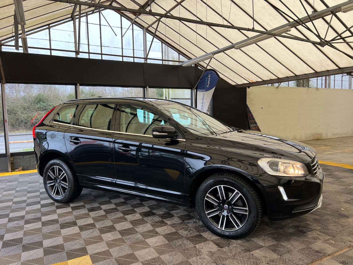 Used Volvo XC60 2016 for sale - 77688299: Photo 3