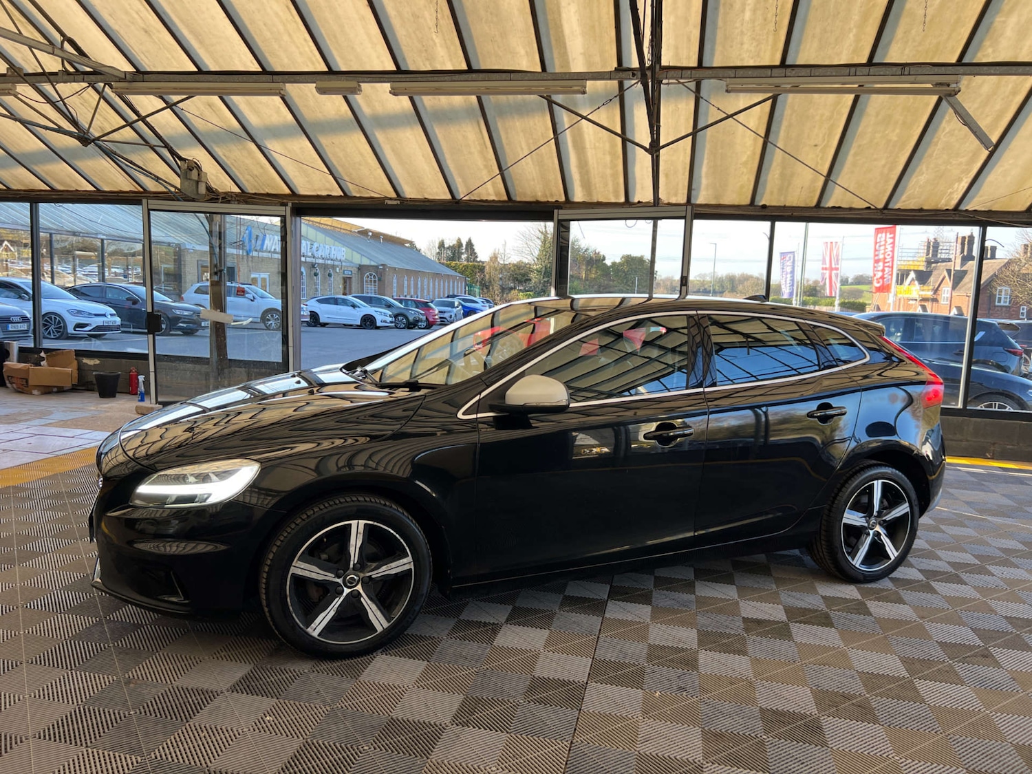 Used Volvo V40 2017 for sale - 77946393: Photo 5