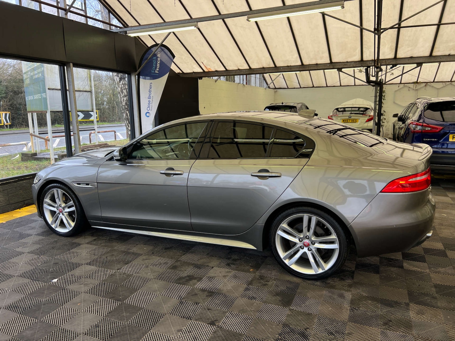 Used Jaguar XE 2017 for sale - 77529384: Photo 5