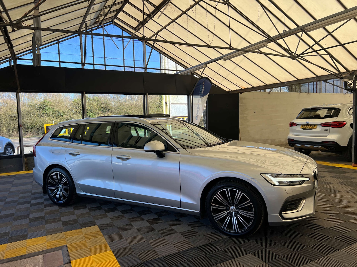 Used Volvo V60 2019 for sale - 77931935: Photo 3