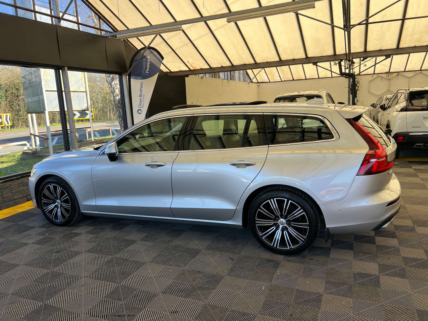 Used Volvo V60 2019 for sale - 77931935: Photo 4