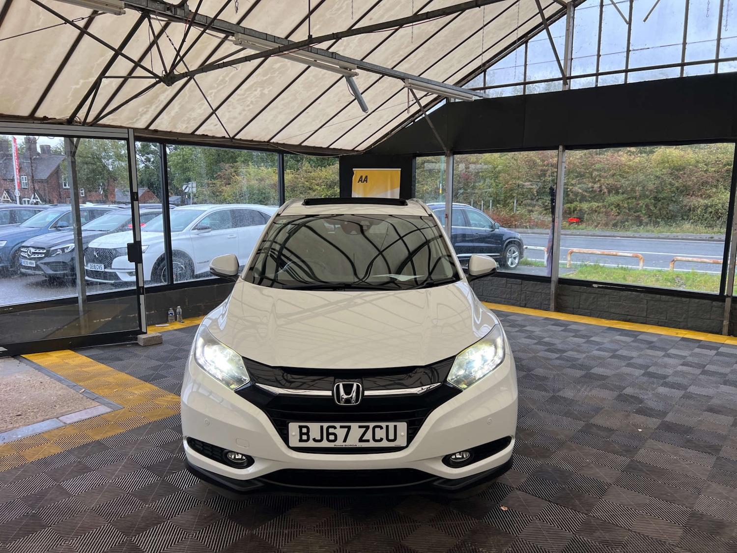 Used Honda HR-V 2017 for sale - 76165316: Photo 2