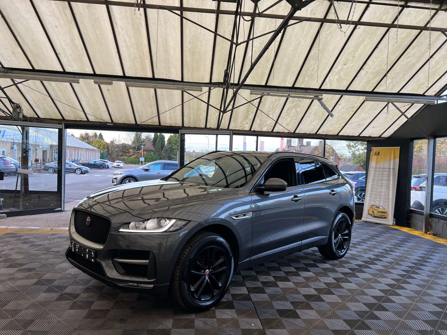 Used Jaguar F-Pace 2019 for sale - 76571361: Photo 2