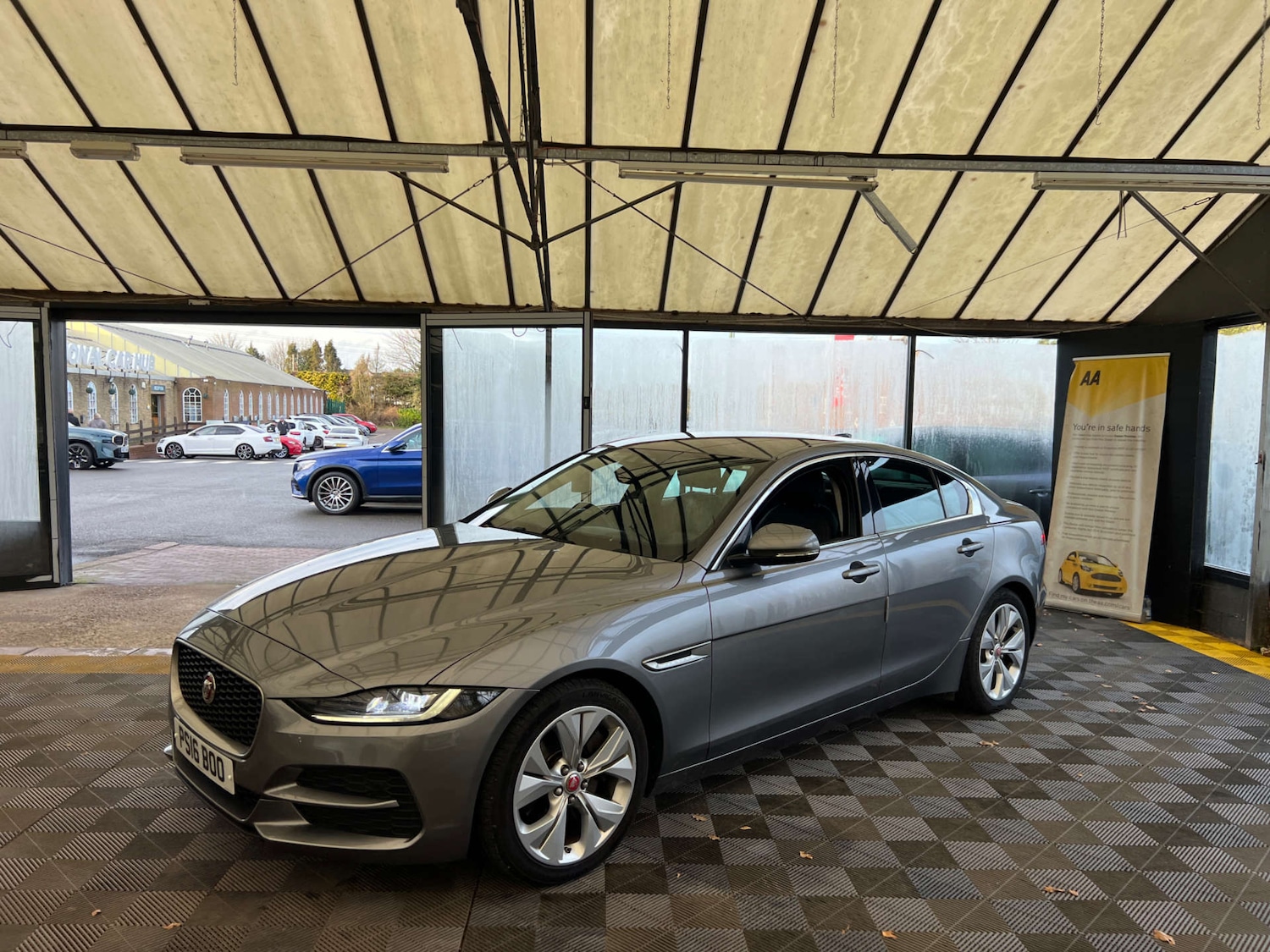 Used Jaguar XE 2020 for sale - 76941037: Photo 4