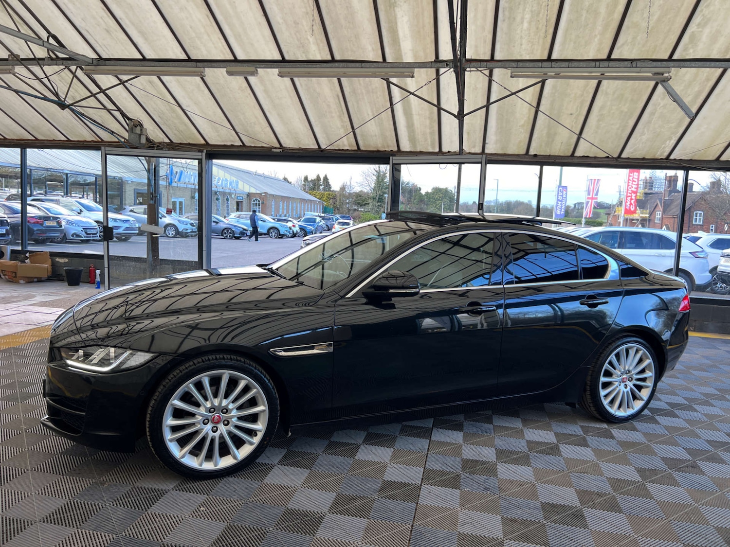 Used Jaguar XE 2017 for sale - 77896030: Photo 5