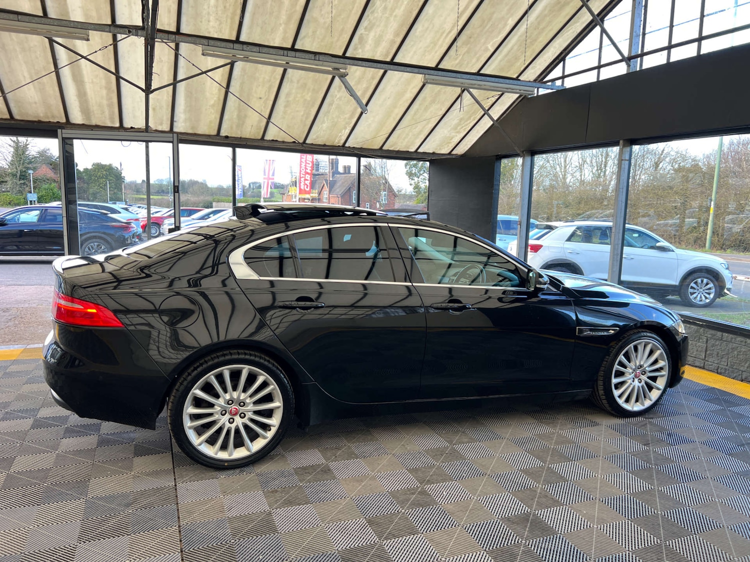 Used Jaguar XE 2017 for sale - 77896030: Photo 9
