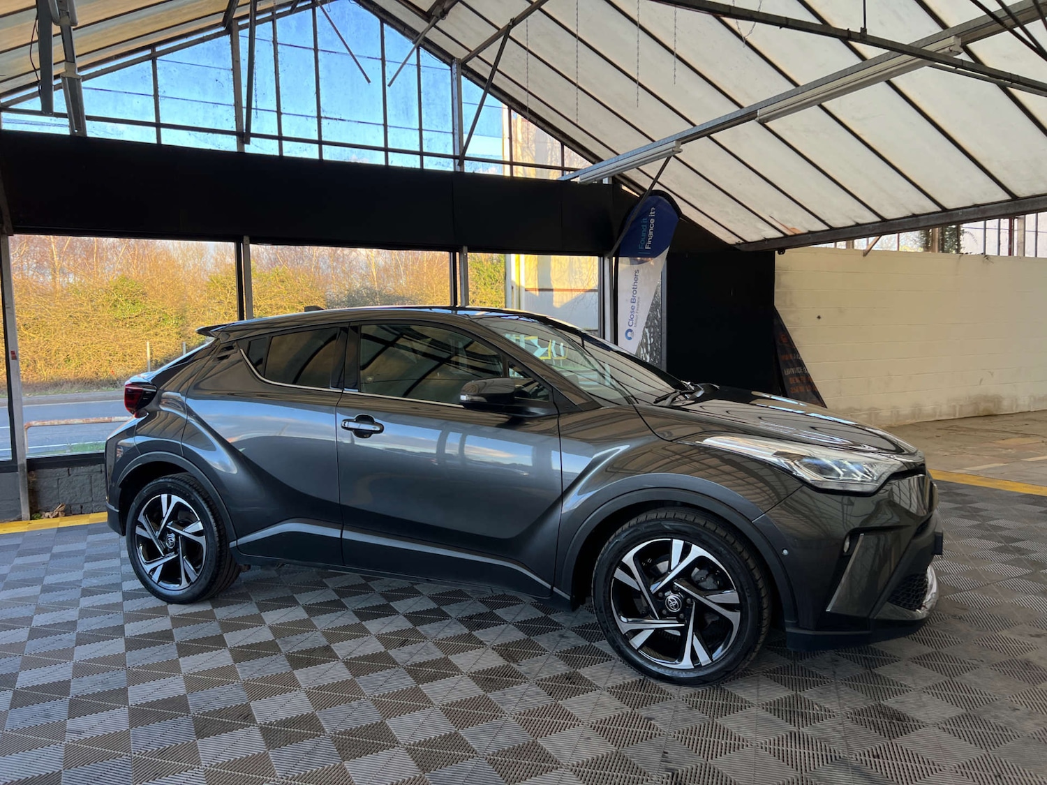 Used Toyota C-HR 2023 for sale - 77845619: Photo 3