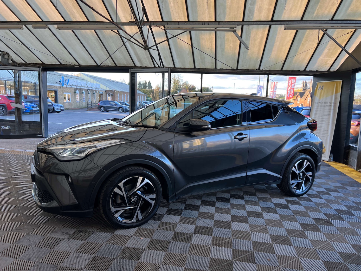 Used Toyota C-HR 2023 for sale - 77845619: Photo 5