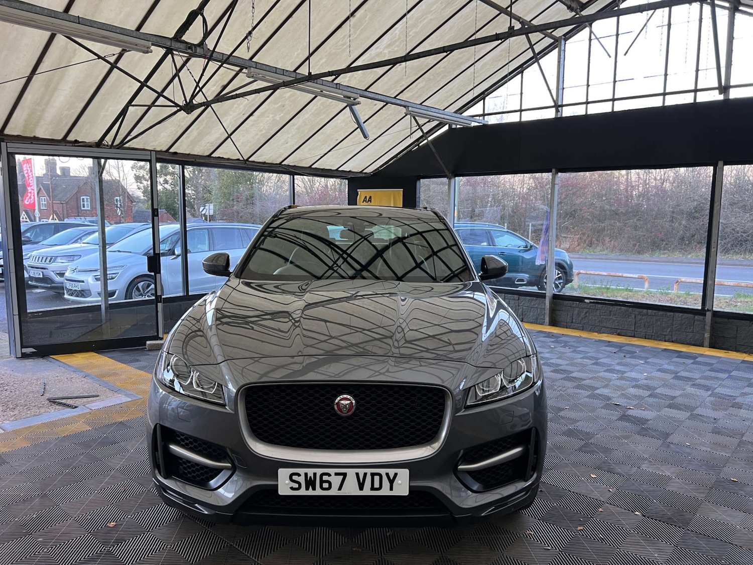 Used Jaguar F-Pace 2017 for sale - 76910563: Photo 2