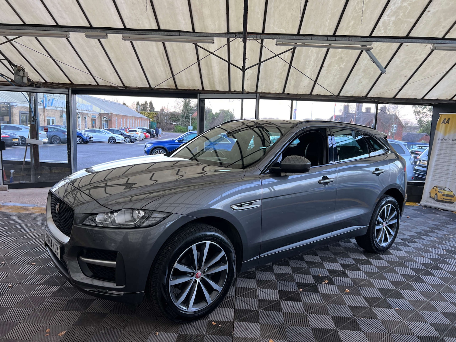 Used Jaguar F-Pace 2017 for sale - 76910563: Photo 4