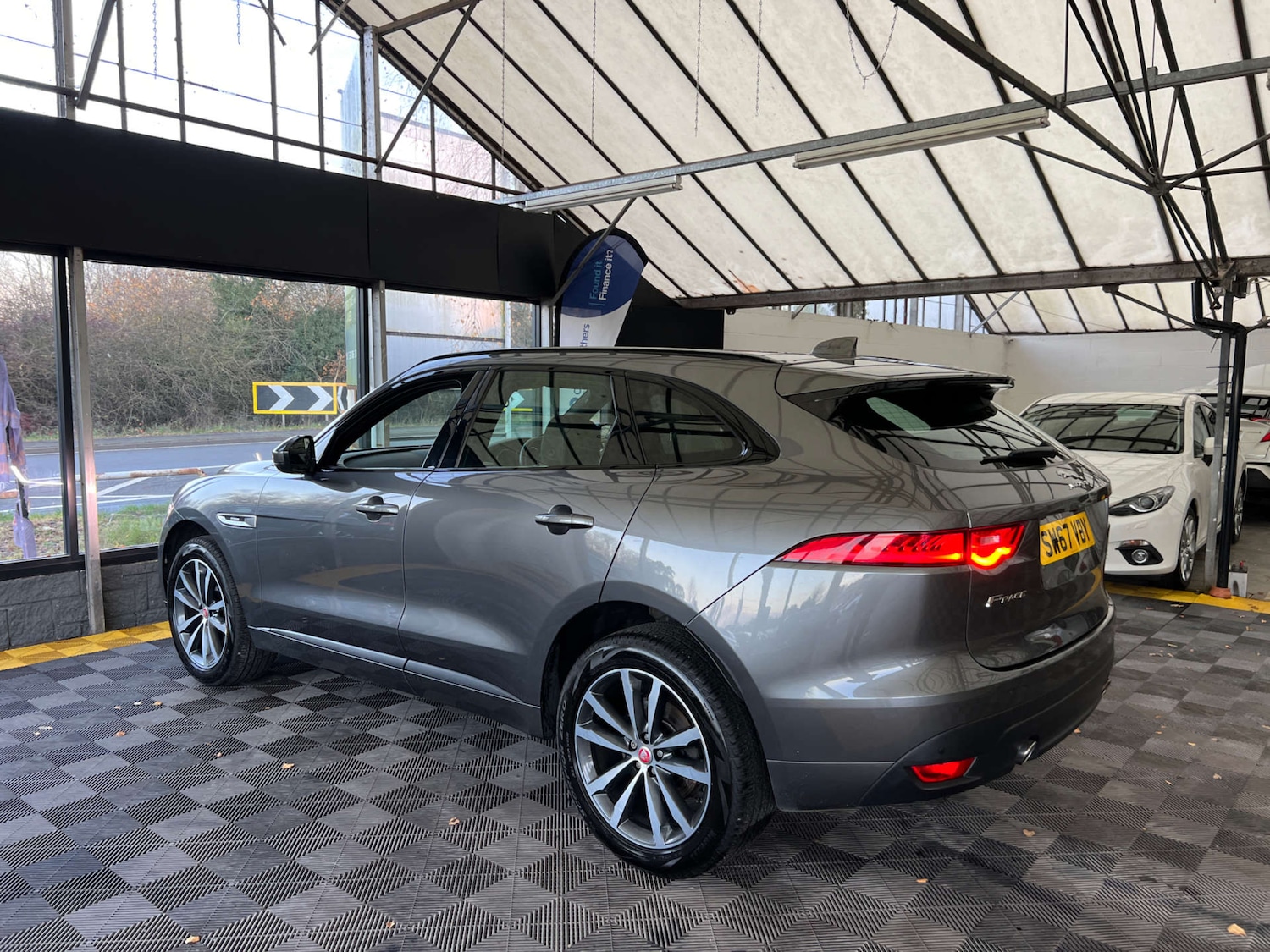 Used Jaguar F-Pace 2017 for sale - 76910563: Photo 5