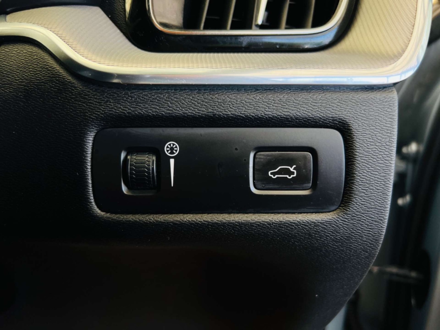 Used Volvo XC60 2017 for sale - 76402687: Photo 17