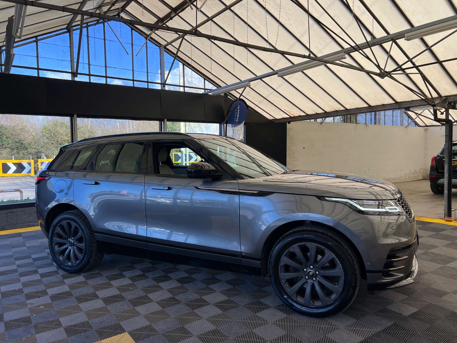 Used Land Rover Range Rover Velar 2018 for sale - 77896029: Photo 2