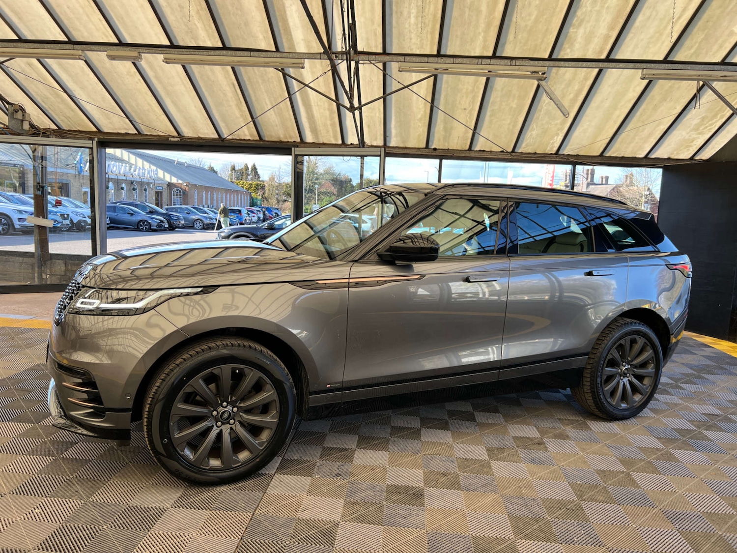 Used Land Rover Range Rover Velar 2018 for sale - 77896029: Photo 4