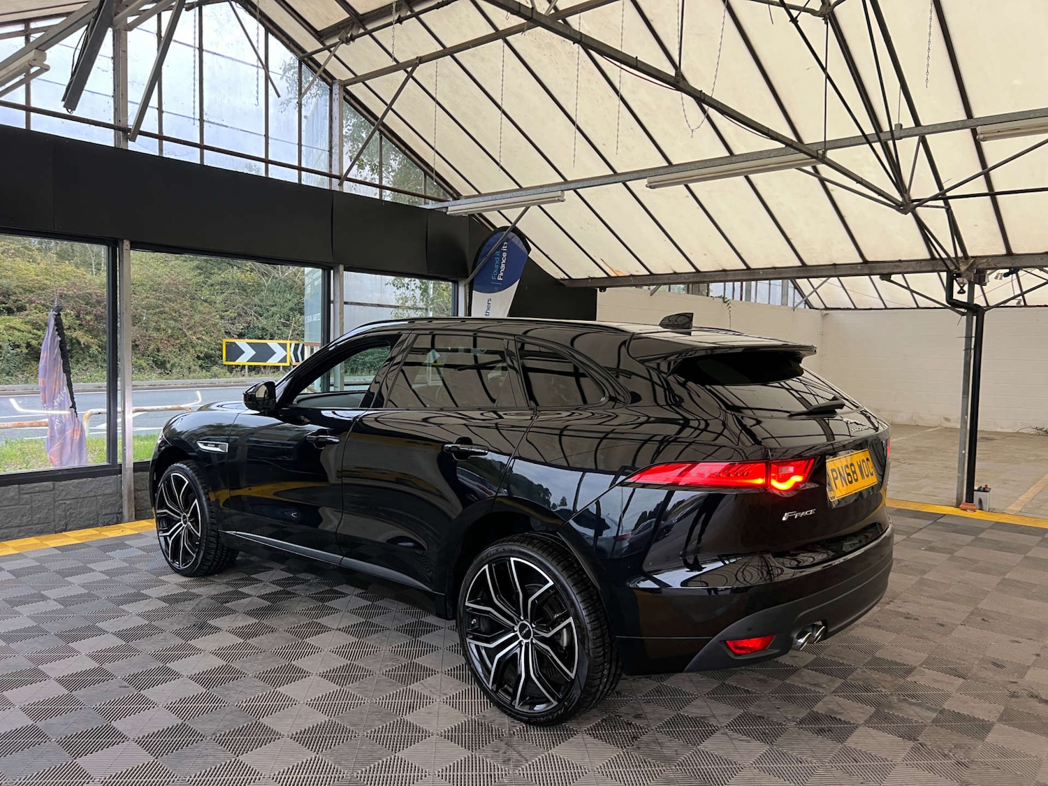 Used Jaguar F-Pace 2018 for sale - 76097143: Photo 4