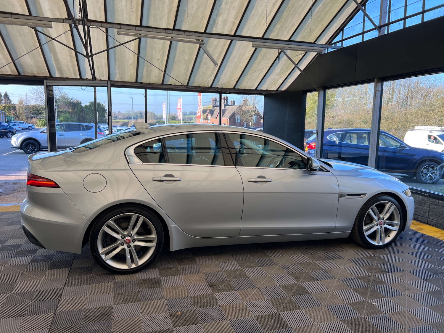 Used Jaguar XE 2019 for sale - 77750343: Photo 9