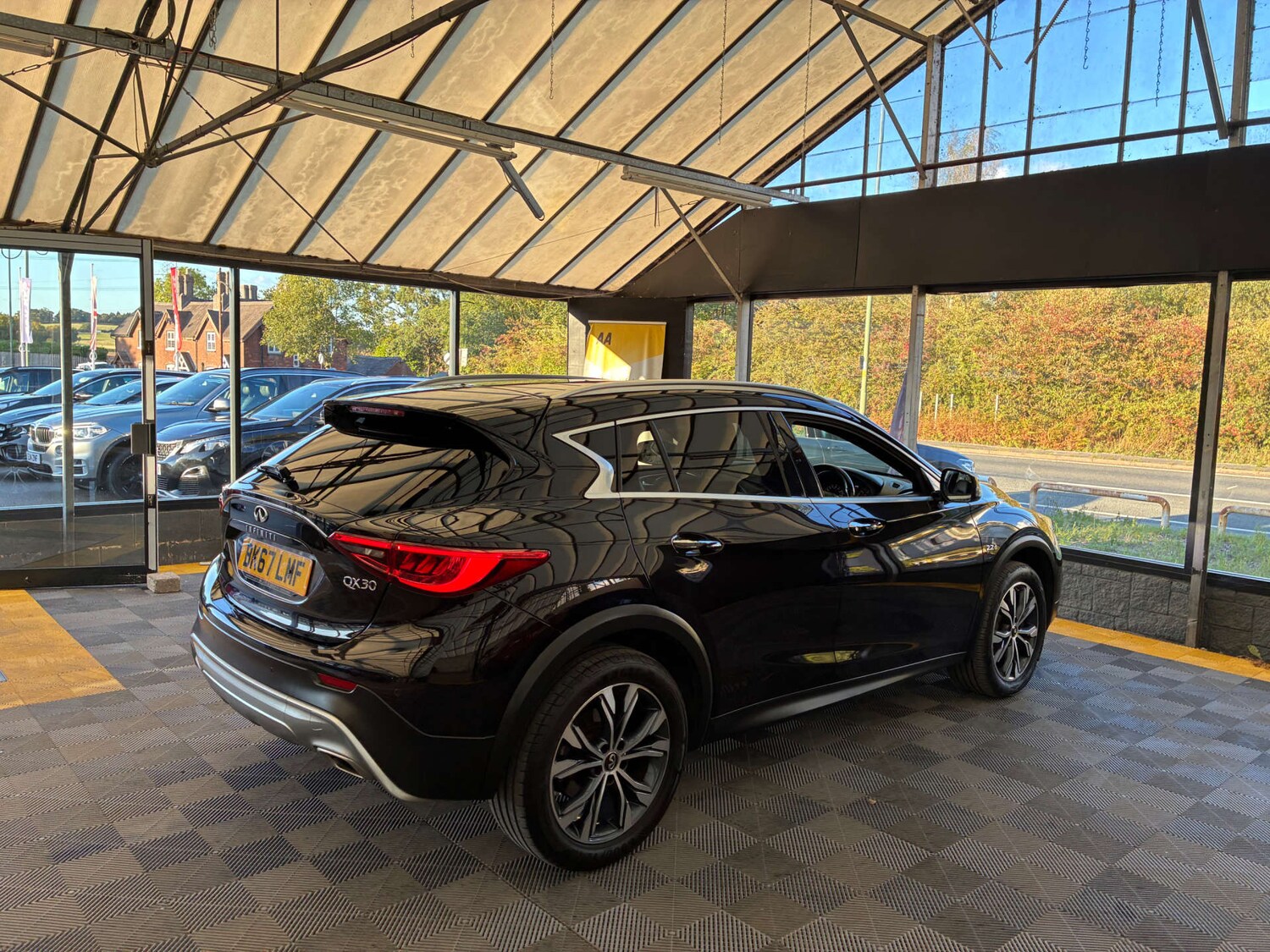 Used Infiniti QX30 2017 for sale - 76035994: Photo 9