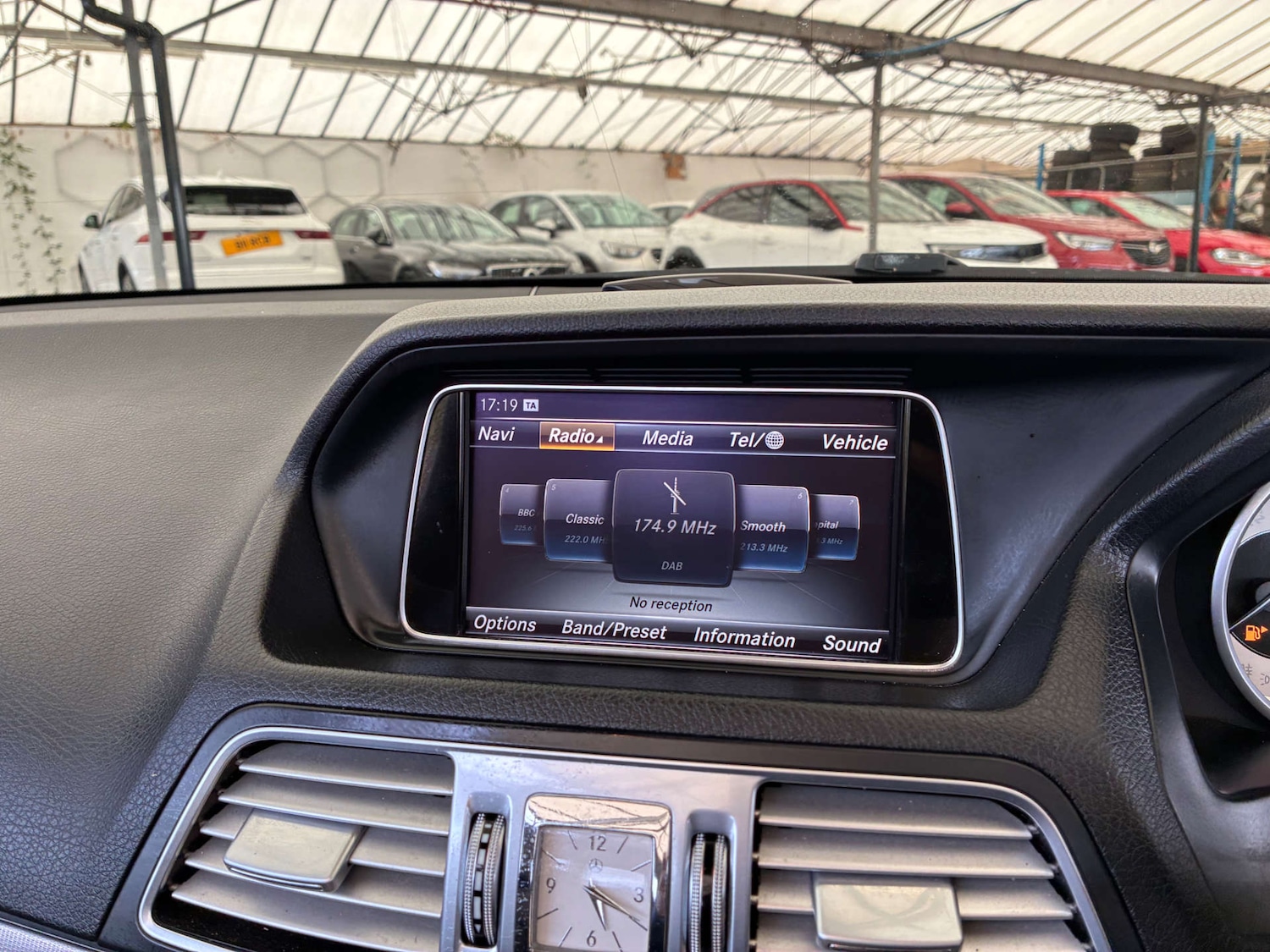 Used Mercedes-Benz E-Class 2015 for sale - 76045325: Photo 25