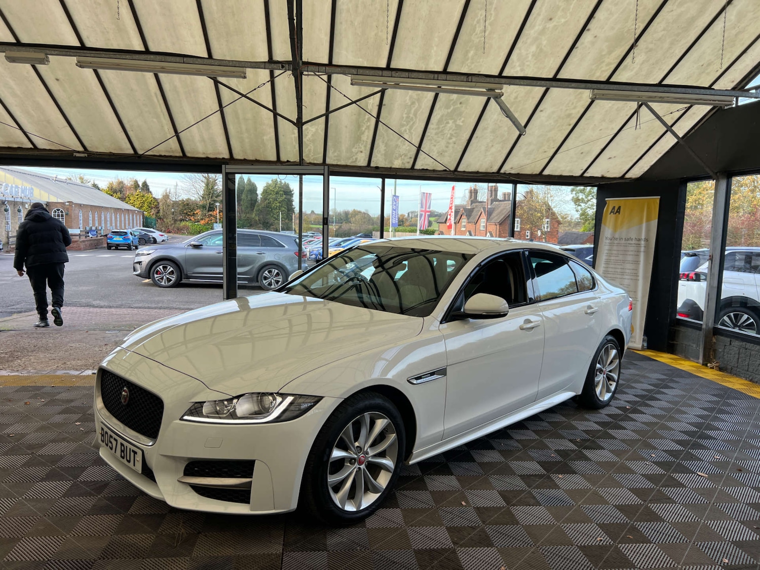 Used Jaguar XF 2018 for sale - 76571354: Photo 4