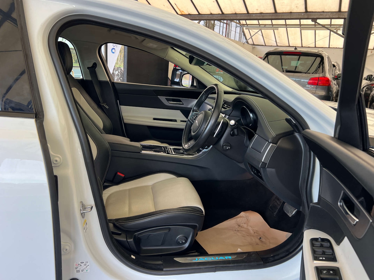 Used Jaguar XF 2018 for sale - 76571354: Photo 9