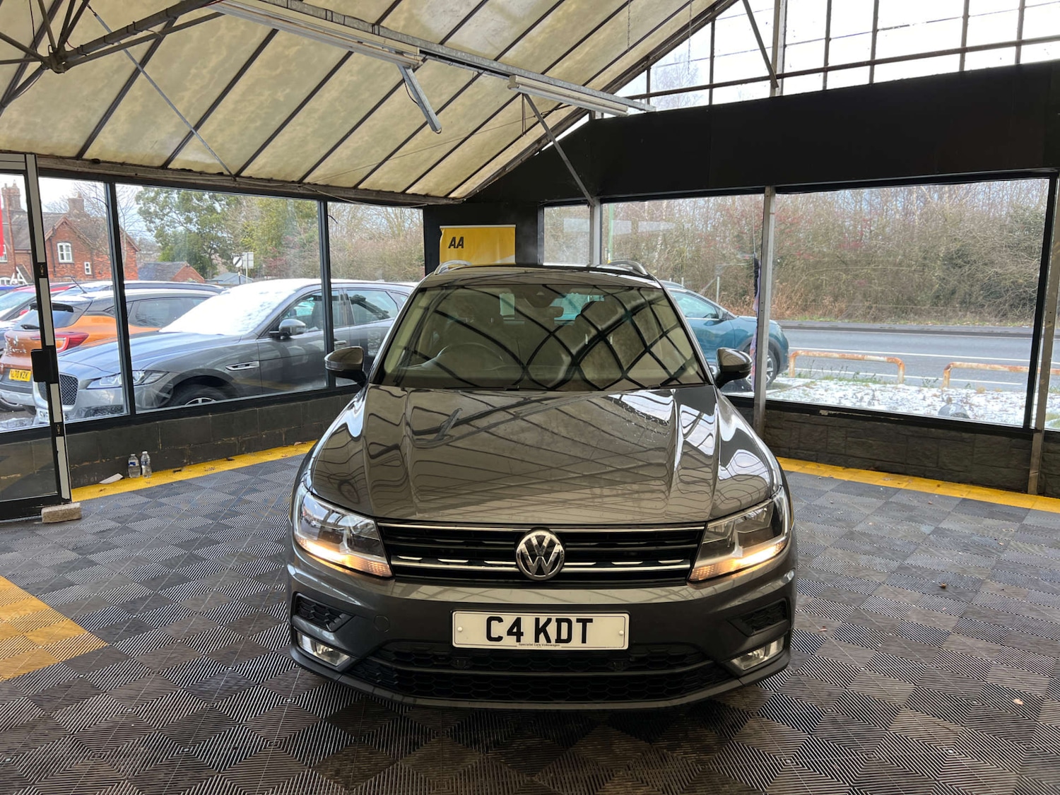 Used Volkswagen Tiguan 2017 for sale - 77125162: Photo 2