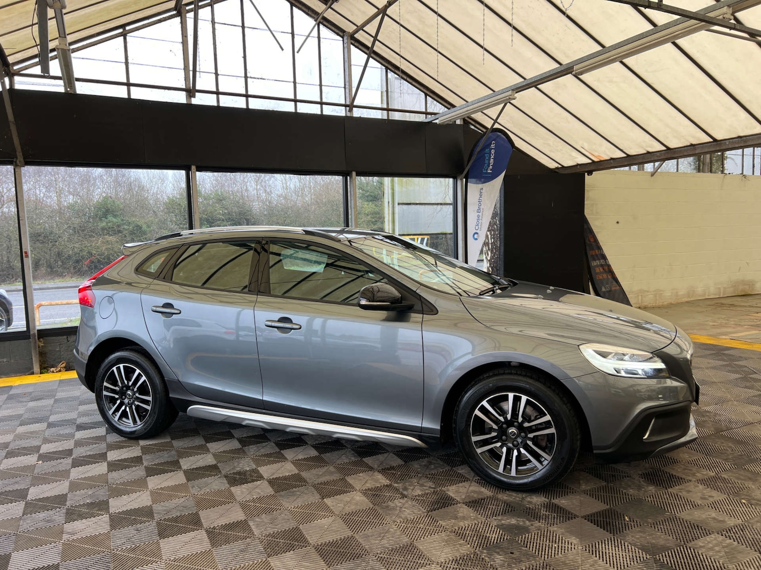 Used Volvo V40 2017 for sale - 77702613: Photo 3